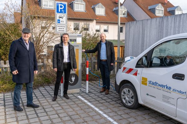 Bild von der Einweihung der neuen Ladesäule für Elektrofahrzeuge in Wintersdorf