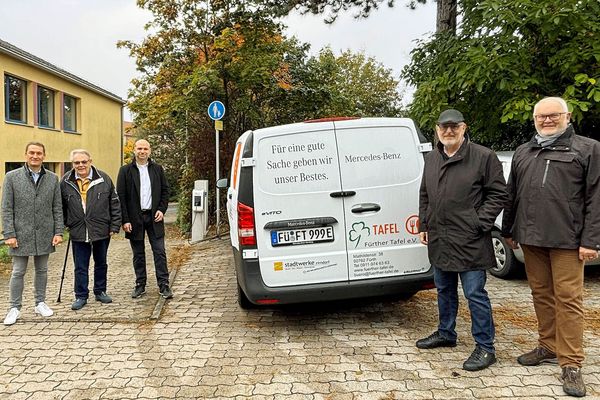 Bild: Einweihung der neuen Ladesäule für das neue Elektrofahrzeug der Tafel Zirndorf