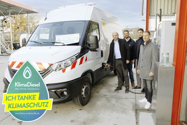 Bild: Martin Bscheidl, Philip Heckel, Daniel Stumpf und Andreas Neusinger bei der Betankung mit HVO 100, dem neuen "Biodiesel"