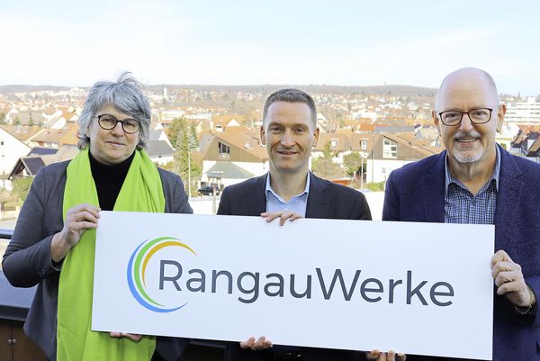 Bild: Birgit Huber, Andreas Neusinge und Thomas Zwingel präsentieren das Logo der neu gegründeten RangauWerke GmbH