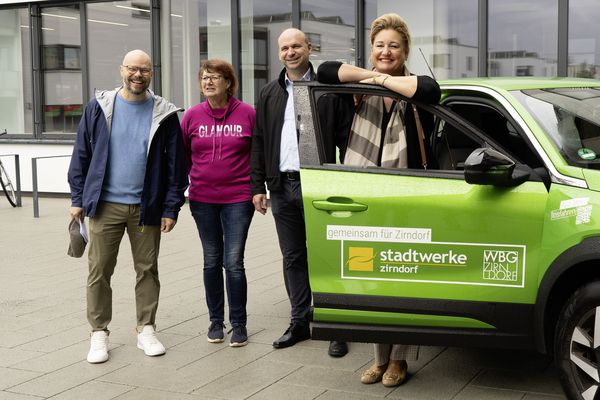 Bild: Timo Schäfer, Elke Zahl, Martin Bscheidl und Sandra Hauber präsentieren das neue Carsharing-Fahrzeug
