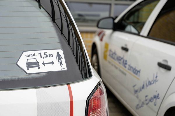 Aufkleber-Aktion für 1,5 Meter Mindestabstand zu Fahrradfahrern