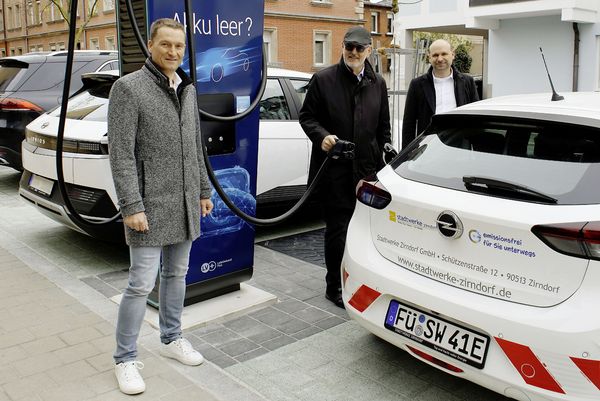 Bild: Einweihung der neuen Schnellladesäule für Elektrofahrzeuge in der Kolbstraße