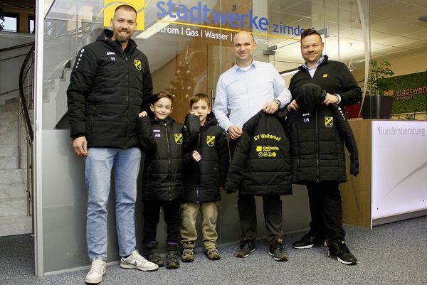 Bild: Übergabe der neuen Winterjacken an Feridun Isen (Jugendleiter SV Weiherhof), Alen Bektovic und Edis Isen (Jugendspieler) durch Martin Bscheidl (Leiter Energiemarkt), Christoph Marquard (Leiter Vertrieb und Marketing).