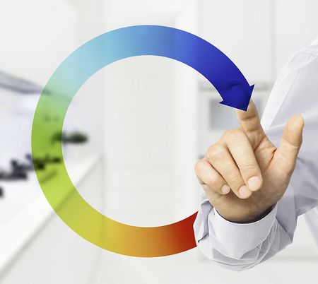 Energie sparen - Bild: Hand dreht einen virtuellen Schalter auf kalt