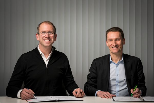 Bild: Marcus Steurer von der infra fürth und Andreas Neusinger von den Stadtwerken Zirndorf bei der Unterzeichnung der Vertragsverlängerung