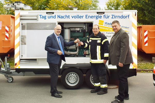 Übergabe der Netzersatzanlage (Stromgenerator) an die Feuerwehr Zirndorf