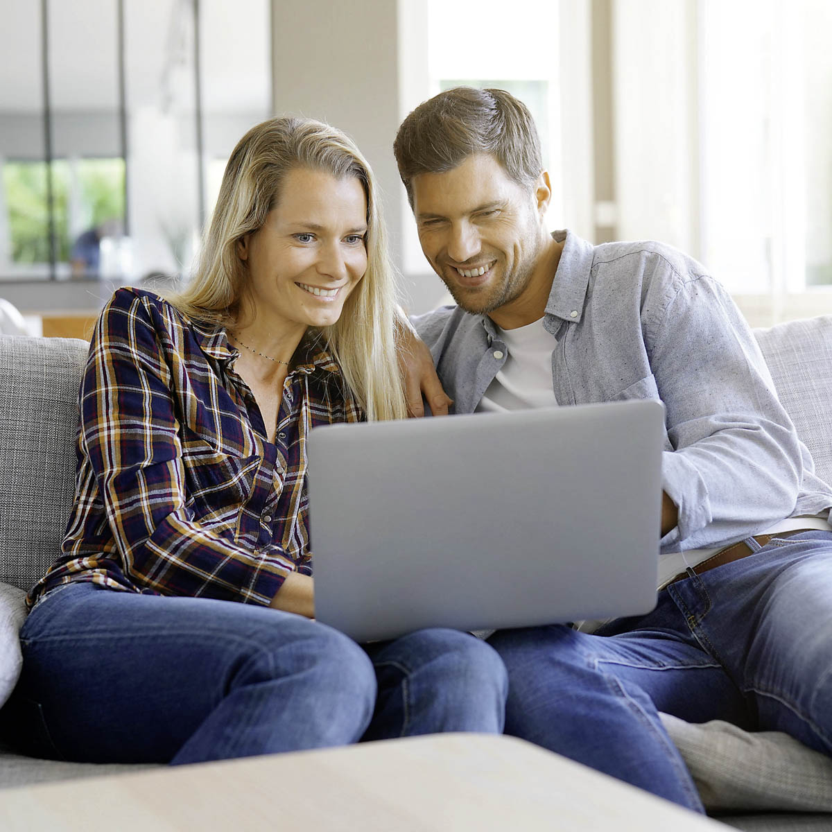 Netzanschluss - Bild: Ehepaar sitz gemeinsam vor einem Laptop und informiert sich über den Netzanschluss