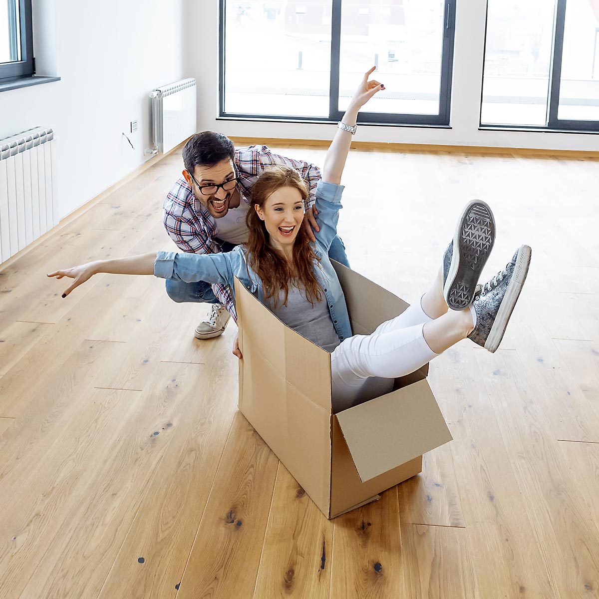 Ein Ehepaar hat Spaß beim Umzug