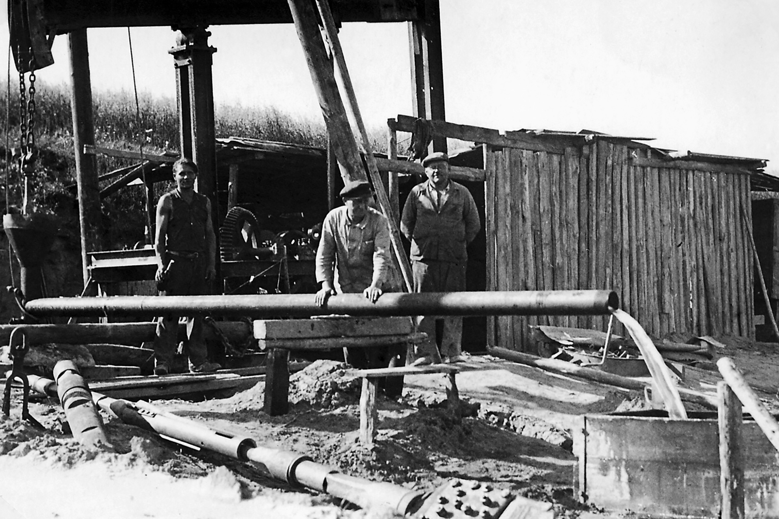 Hiastorisches Bild (1938) Mitarbeiter des Brunnenbaus beim Pumpversuch