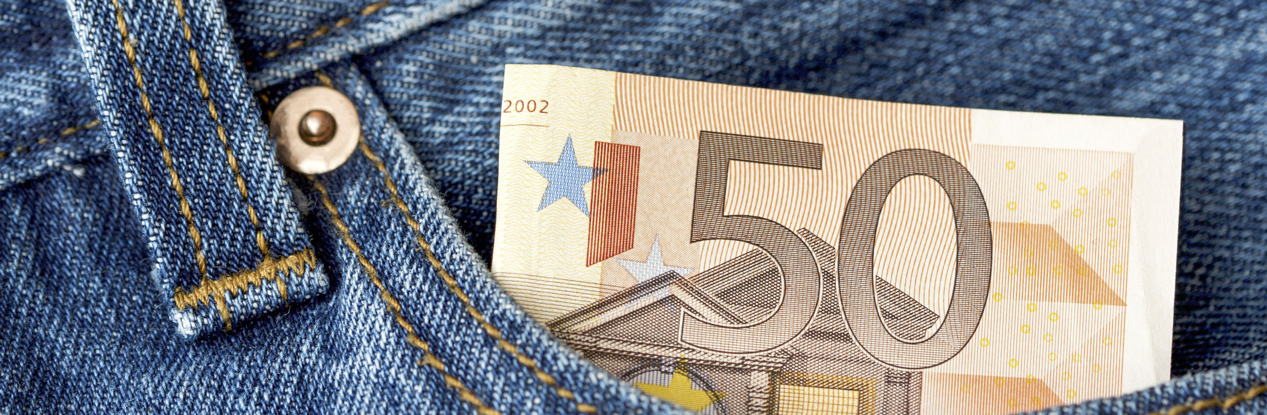 Kopfzeilenbild, dekorativer Zweck - Bild für das Förderprogramm, zeigt eine Jeans, aus deren Tasche ein 50 Euro scheint ragt