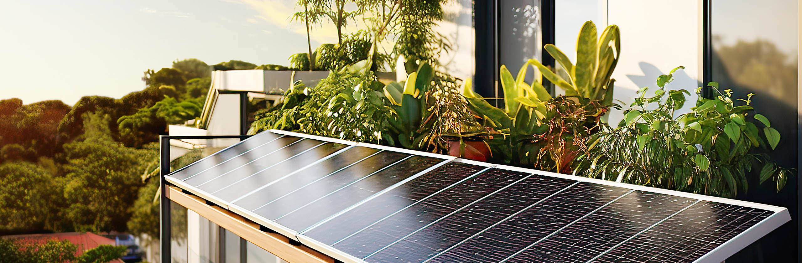 Kopfzeilenbild, dekorativer Zweck - Photovoltaikanlage an einem Balkon