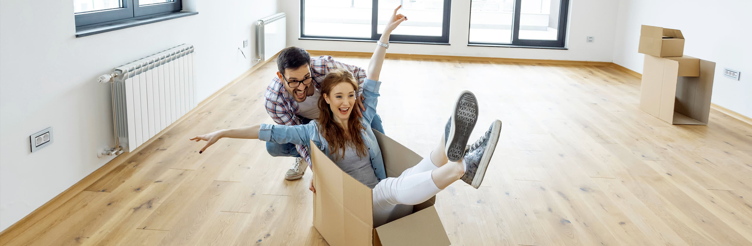 Kopfzeilenbild, dekorativer Zweck - Ein Ehepaar hat Spaß beim Umzug