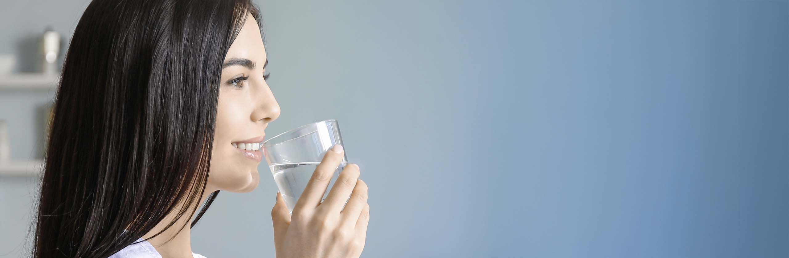 Dekoratives Bild, Frau trinkt Wasser